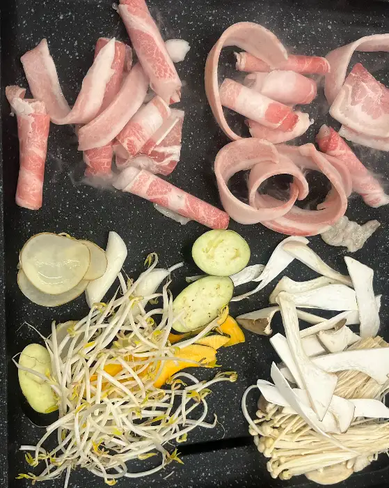 다양한 고기 및 채소 모습