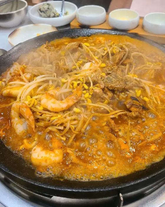 끓고 있는 쭈꾸미 요리 사진