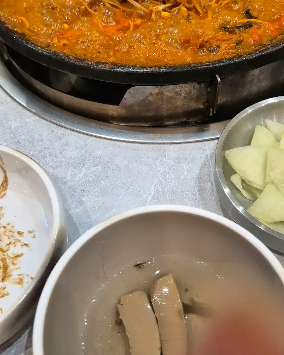 음식 일부와 곁들임 반찬 사진