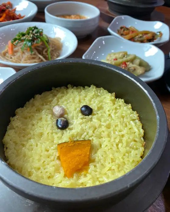 먹음직스러운 비주얼의 돌솥밥