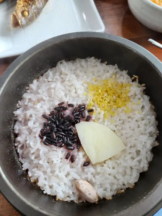 다양한 색감의 밑반찬들