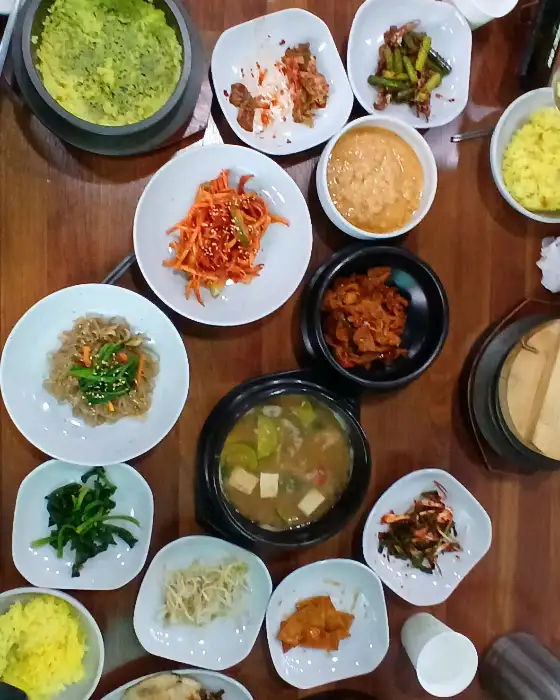 테이블 가득 차려진 푸짐한 한상차림