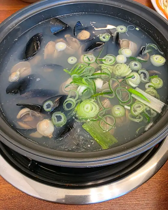 푸짐하게 담긴 조개 칼국수