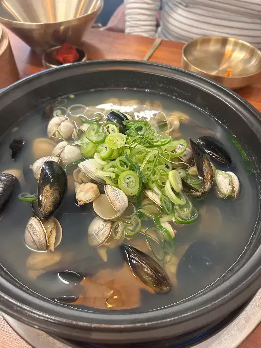 조개로 가득 찬 칼국수 국물