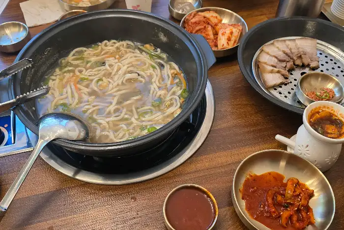 다양한 음식들로 차려진 한상차림