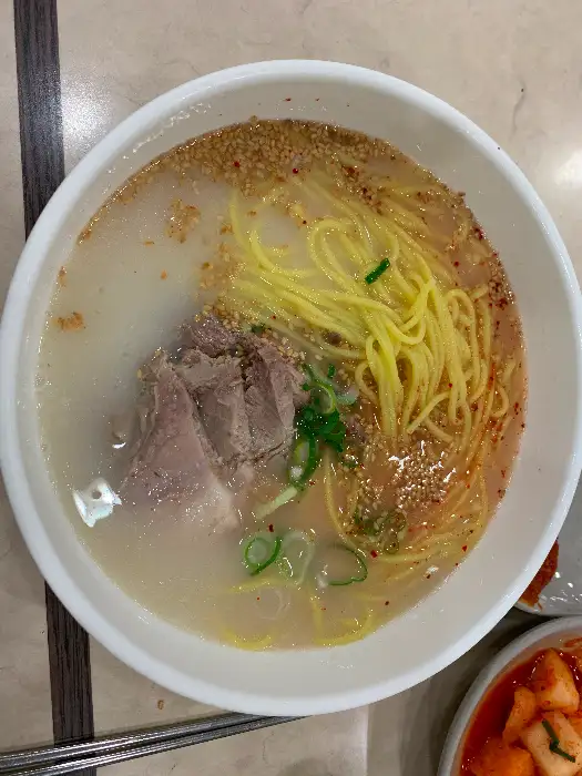 뼈해장국 속 큼직한 뼈와 살코기