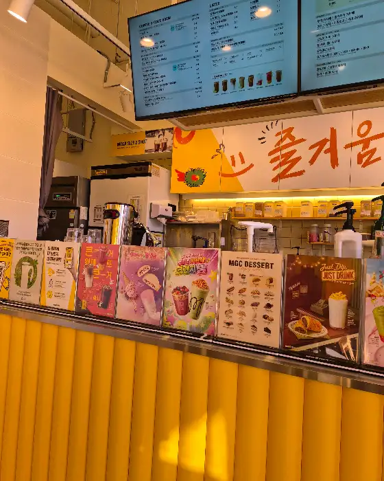 주문 카운터 및 메뉴판