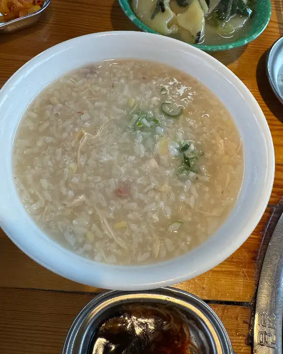 김치전과 함께 나온 닭죽