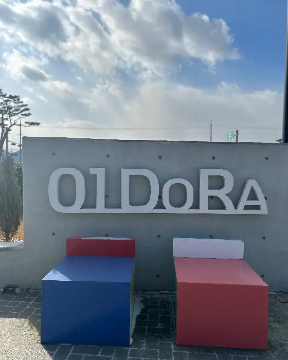 카페 입구의 01DORA 로고