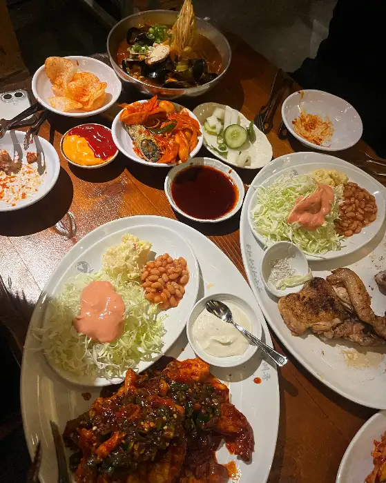 테이블에 차려진 다양한 음식들