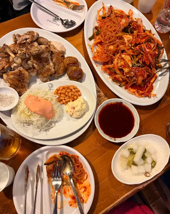 잘 구워진 소금 바베큐 치킨 근접샷