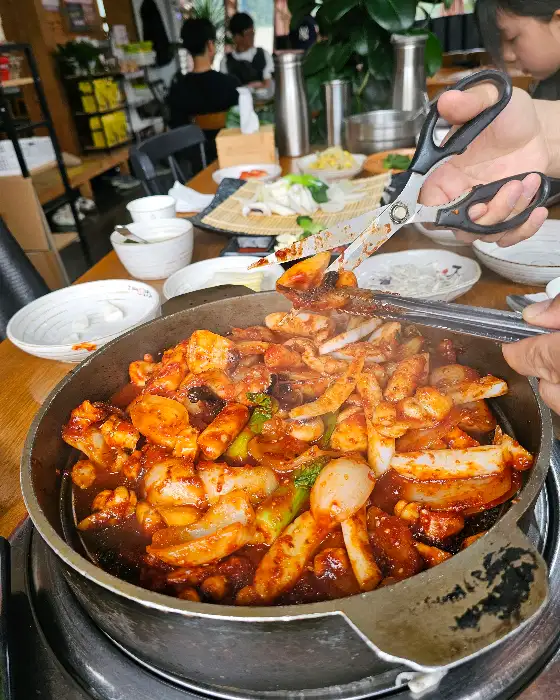 가위로 갑오징어를 자르고 있는 모습