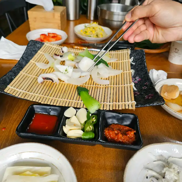 신선한 갑오징어회와 곁들임 소스