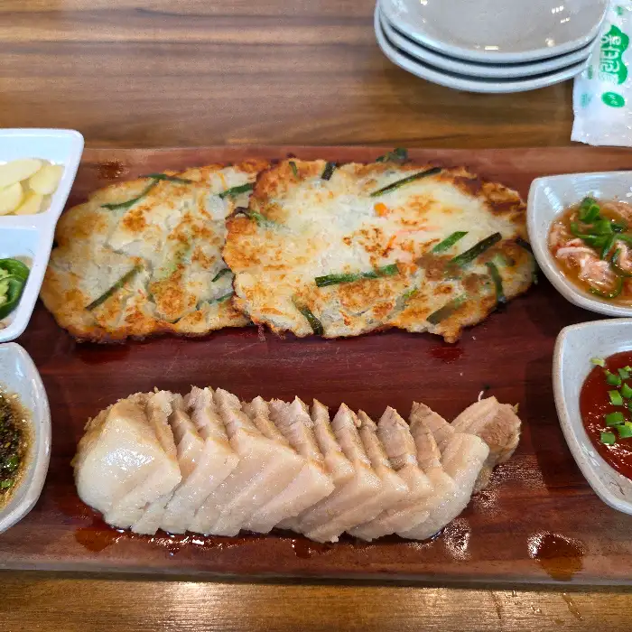 맛보기 수육과 감자전