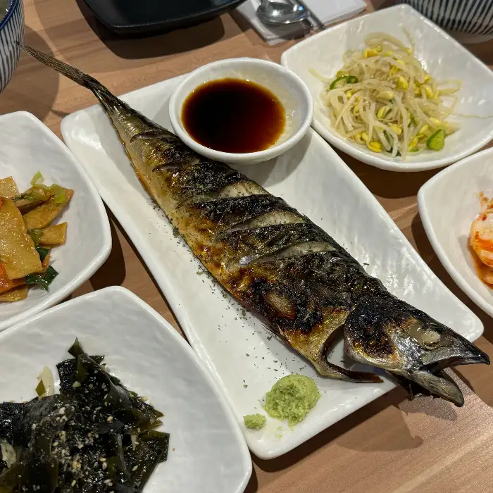 노릇하게 구워진 고등어구이와 곁들임 반찬