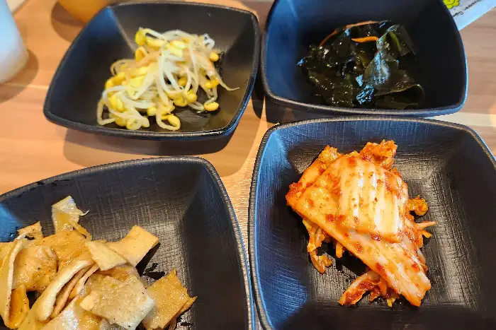 정갈하게 차려진 네 가지 밑반찬