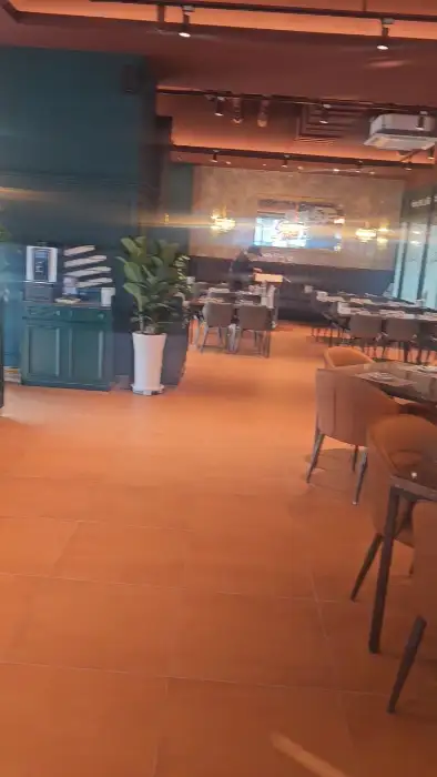 노릇하게 구워진 페페로니 피자. 듬뿍 올라간 치즈가 먹음직스럽습니다.