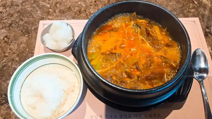 깊고 진한 국물이 인상적인 닭계장. 치킨집이라고 믿기 힘든 훌륭한 맛입니다.