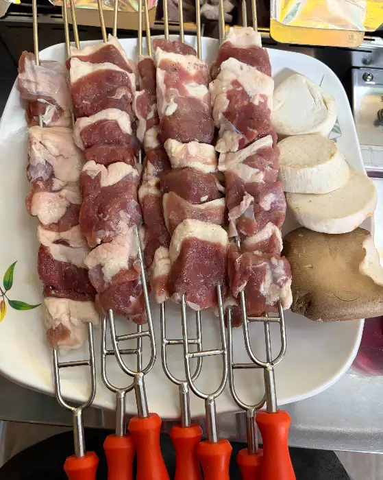 오리고기가 꼬치에 신선하게 준비된 모습