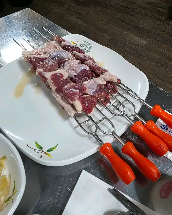 오리날개 튀김과 곁들임 찬