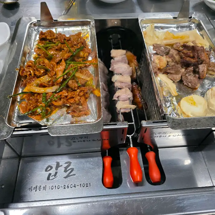 오리고기와 볶음밥이 함께 나온 모습