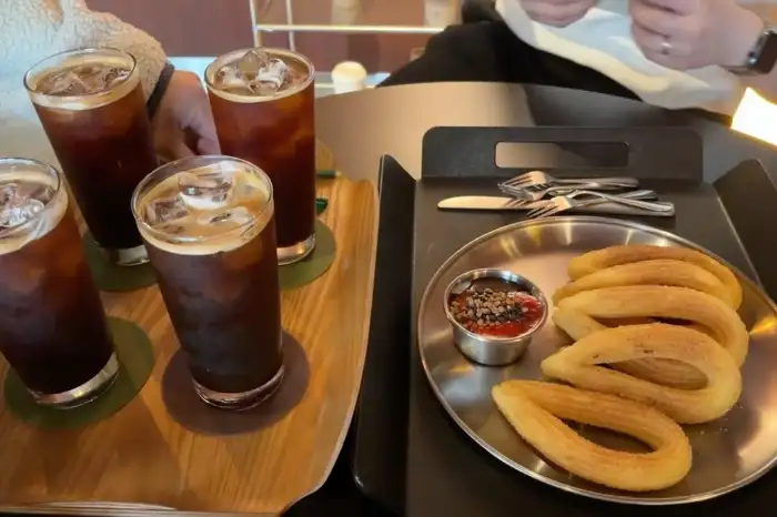 아이스 아메리카노와 츄러스