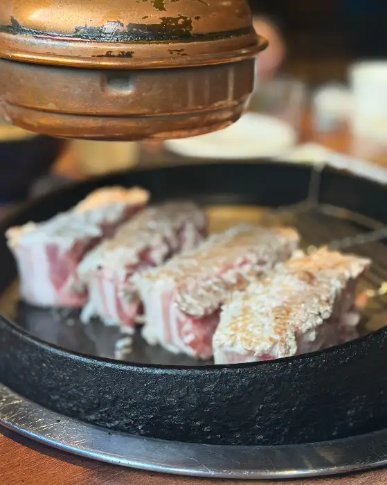 잘 구워지고 있는 삼겹살 조각들