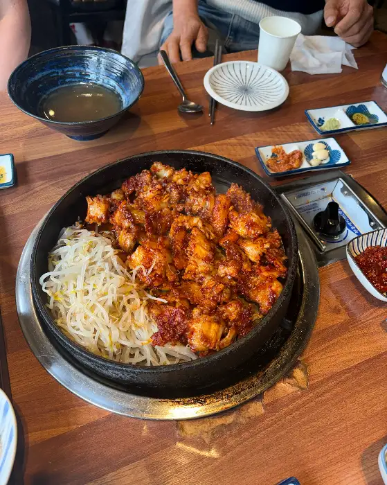 매콤한 닭갈비와 숙주나물 볶음
