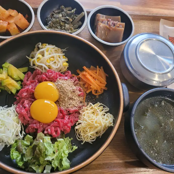 신선한 육회가 가득한 육회비빔밥