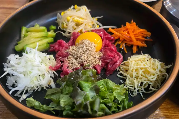 육회와 다양한 채소가 담긴 비빔밥 재료
