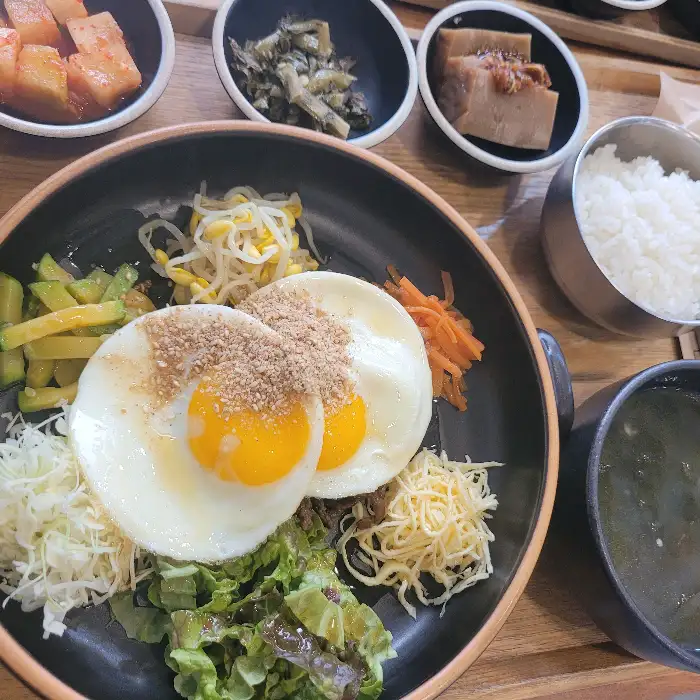 비빔밥과 함께 나온 소고기 미역국과 밑반찬