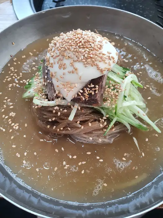 탱글한 메밀면이 돋보이는 냉면
