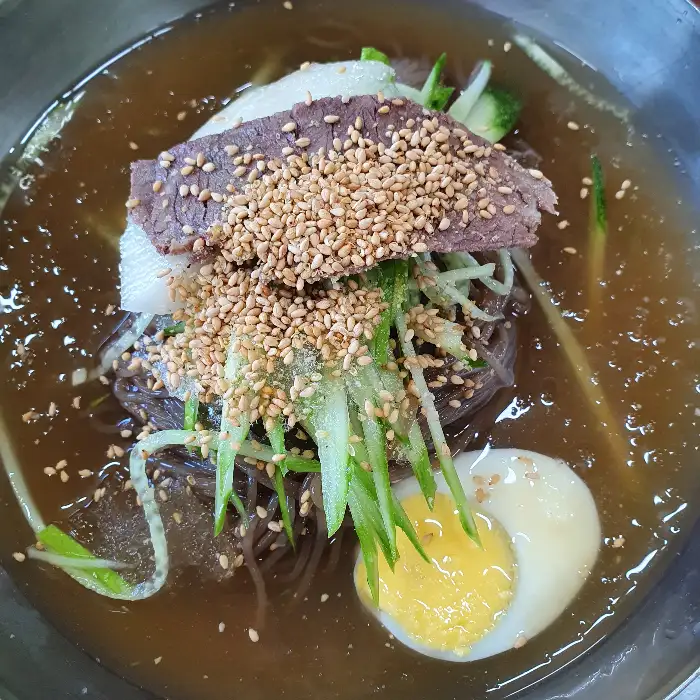냉면 고명과 육수의 조화