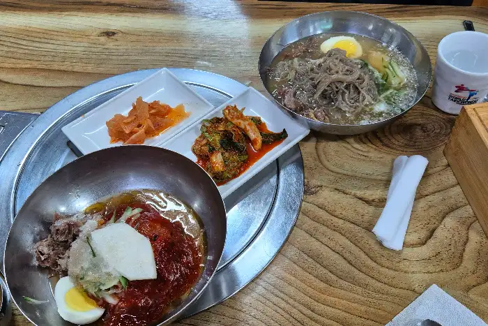 냉면과 비빔냉면 한 상 차림