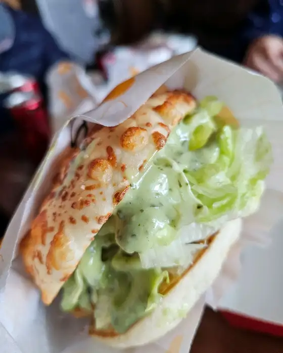 치즈가 녹아내리는 햄버거 단면