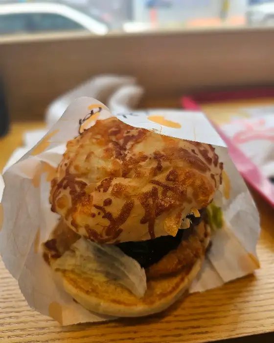 참깨가 뿌려진 햄버거 빵