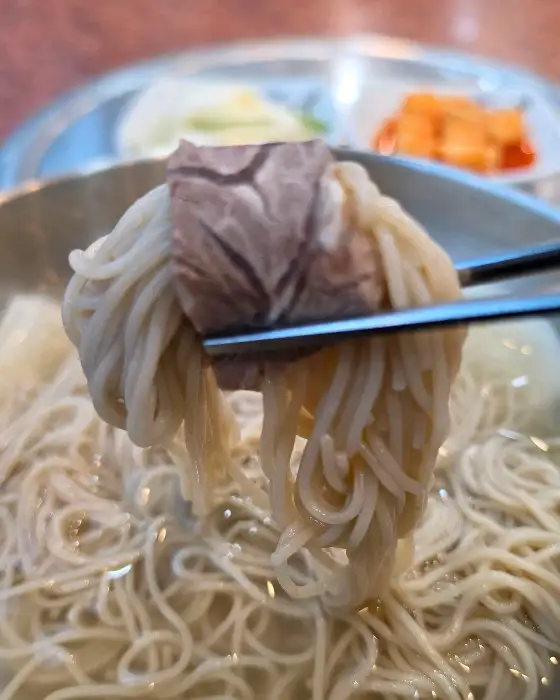 바삭하게 튀겨진 눈꽃만두