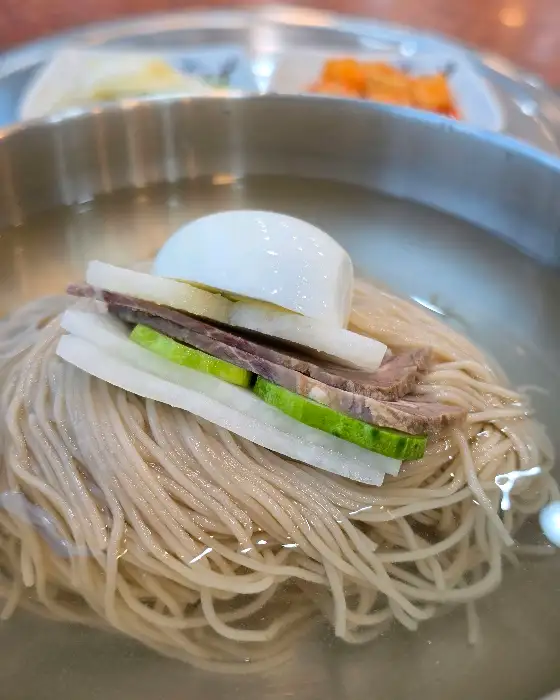 정갈하게 담긴 평양냉면