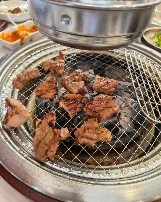 잘 차려진 셀프바와 고기