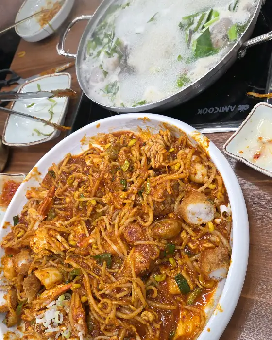 다양한 해산물이 들어간 아구 요리