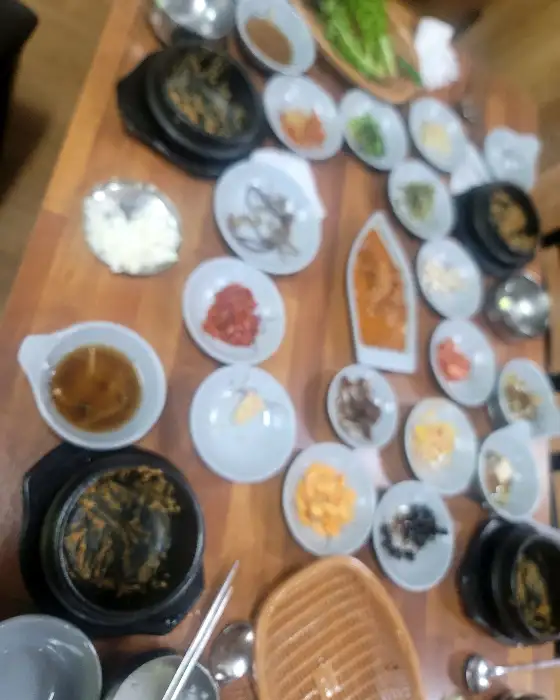 다양한 밑반찬이 차려진 식탁