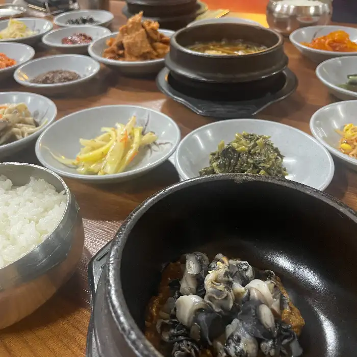 푸짐하게 담긴 우렁이