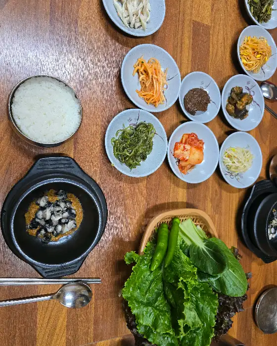 신선한 쌈 채소와 쌈장