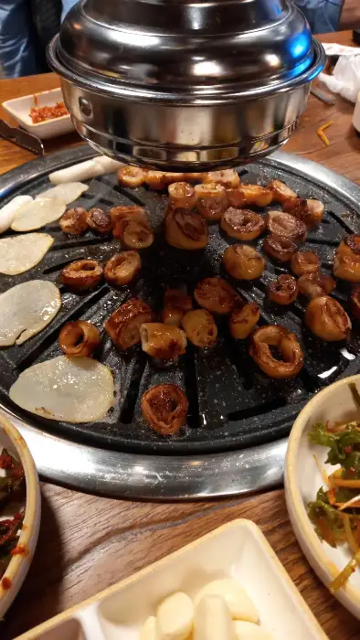 노릇하게 구워진 막창 조각들