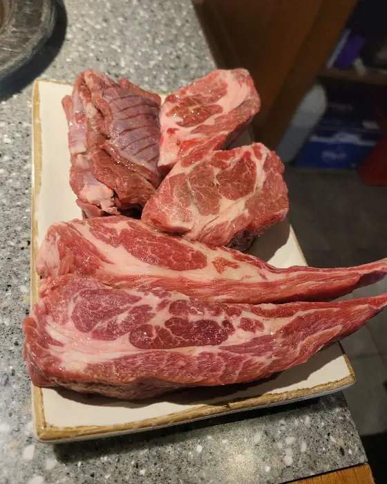 신선한 상태의 양갈비와 알등심