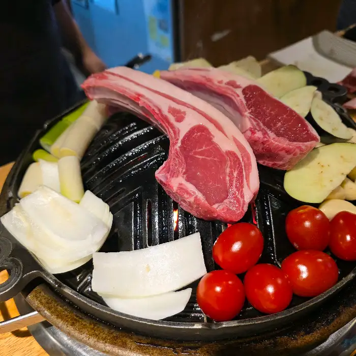 그릴 위에서 익어가는 양갈비와 채소
