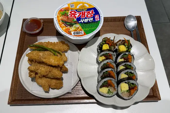 이오김밥 서울숲점의 구운 채소 김밥과 치킨