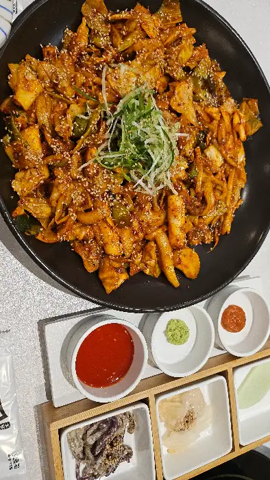 고기듬뿍 아구불고기와 밑반찬