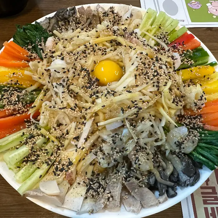 다양한 채소와 재료가 꽃처럼 담긴 양장피 모습