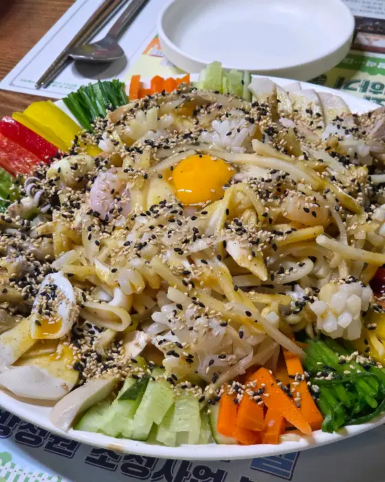 양장피의 중앙 계란 노른자가 돋보이는 모습